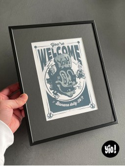 Tirage sérigraphié noir sur papier blanc, illustration singe absurde et texte You're welcome.